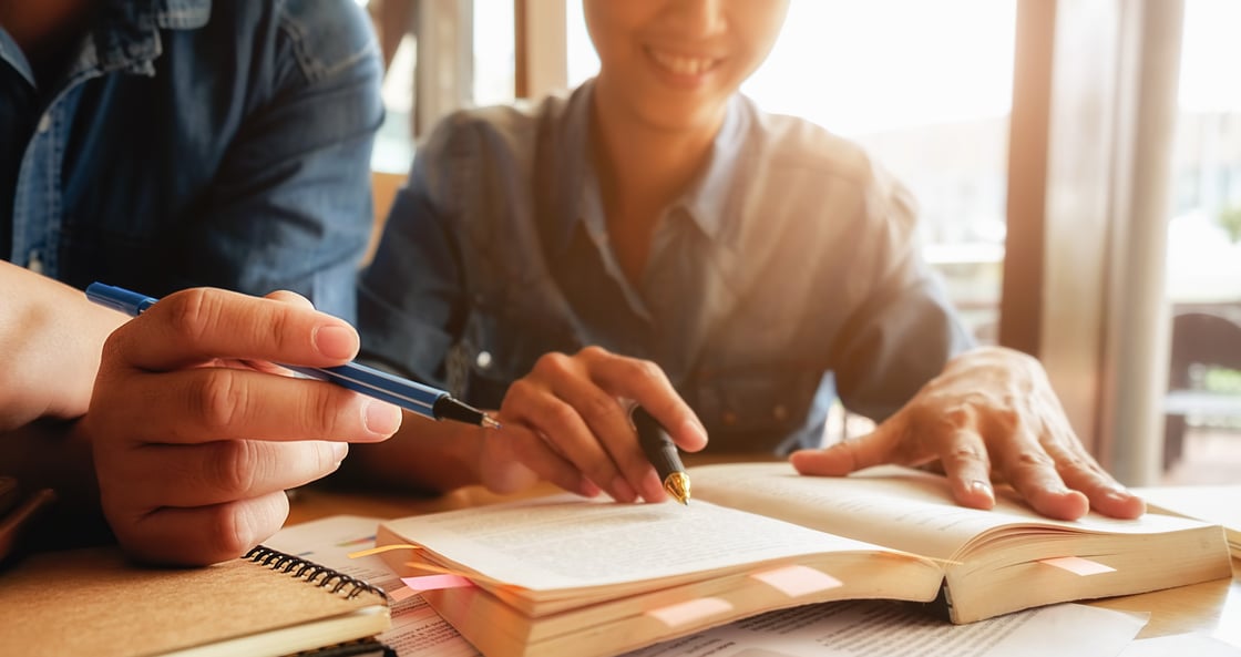 concepto-de-educacion-estudiante-estudiar-brainstorming-campus-concepto-cerca-de-los-estudiantes-que-discuten-su-tema-en-libros-o-libros-de-texto-enfoque-selectivo-1