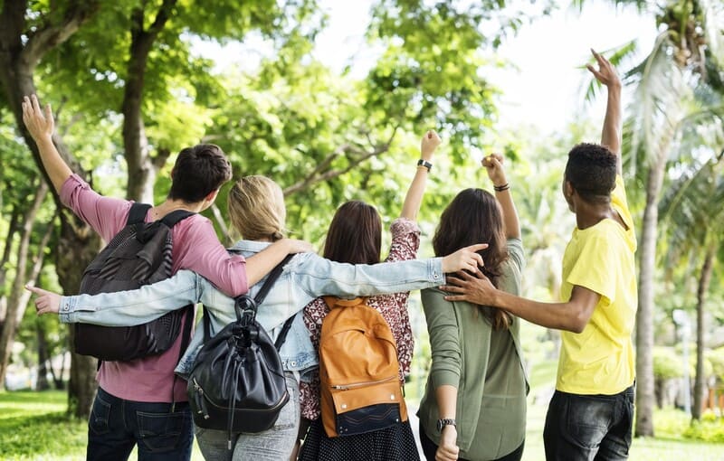 jovenes-amigos-en-el-parque